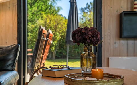 Litle - 600M from the Sea: Meubilair, Beits, Stoel, Hardwood, Koffietafel, Garden Gebouwen, Eco Hotel, Kamerplant, Woonkamer, Vernis