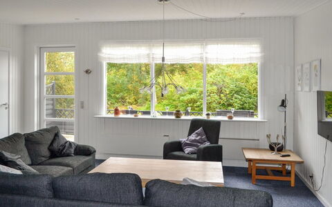 Raya - 250M from the Sea: Meubilair, Interieur Ontwerp, Flooring, Bankstel, Verdieping, Hout, Woonkamer, Plafond, Huis, Kamer