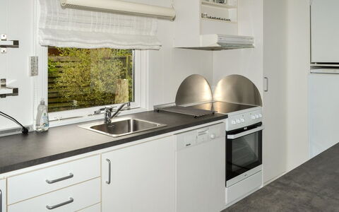 Raya - 250M from the Sea: Keuken, Countertop, Toestel Van De Keuken, Interieur Ontwerp, Major Appliance, Flooring, Verlichting, Cabinetry, Loodgieterswerkinrichting, Kraan