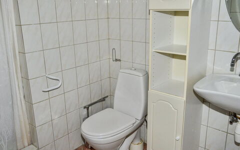 Raya - 250M from the Sea: Wc Bril, Badkamer, Loodgieterswerkinrichting, Wastafel In De Badkamer, Flooring, Toilet, Verdieping, Wastafel, Interieur Ontwerp, Loodgieter