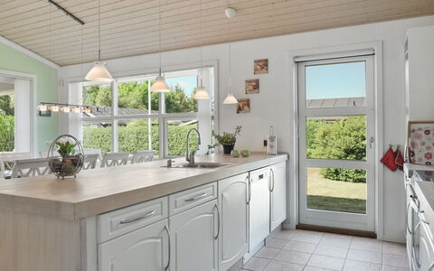 Bertram - 1.9Km from the Sea: Keuken, Interieur Ontwerp, Countertop, Flooring, Meubilair, Plafond, Cabinetry, Lichte Inrichting, Verdieping, Toestel Van De Keuken