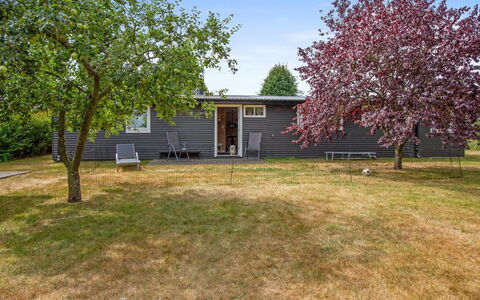 Svend - 1.5Km from the Sea: Huis, Huis, Land Lot, Verblijf, Groundcover, Siding, Gazon, Tuin, Backyard, Schaduw