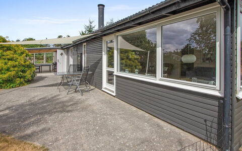 Svend - 1.5Km from the Sea: Huis, Siding, Deur, Verblijf, Veranda, Werf, Schaduw, Schuifraam, Landgoed, Dek