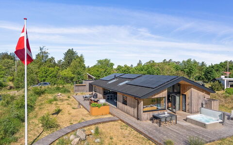 Anderson - from the Sea: Dak, Huis, Huis, Verblijf, Siding, Landgoed, Oprit, Garden Gebouwen, Werf, Schuur