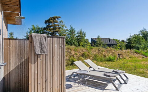 Anderson - from the Sea: Dak, Huis, Huis, Verblijf, Siding, Landgoed, Oprit, Garden Gebouwen, Werf, Schuur