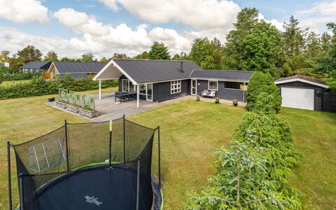 Jurien - 450M from the Sea: Gazon, Verblijf, Tuin, Landgoed, Werf, Landscaping, Schaduw, Siding, Garden Gebouwen, Boerderij