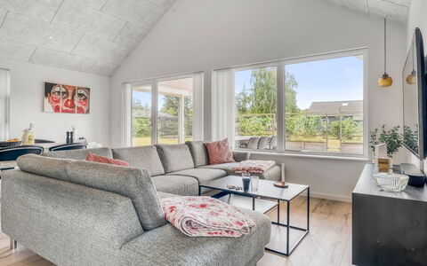 Jurien - 450M from the Sea: Plafond, Bankstel, Woonkamer, Kussen Gooien, Slaapbank, Hoofdkussen, Houten Vloer
