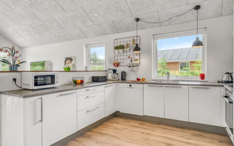 Jurien - 450M from the Sea: Keuken, Countertop, Flooring, Plafond, Interieur Ontwerp, Major Appliance, Verdieping, Toestel Van De Keuken, Loodgieterswerkinrichting, Kraan