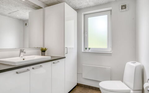 Jurien - 450M from the Sea: Loodgieterswerkinrichting, Muur, Flooring, Wastafel, Verdieping, Interieur Ontwerp, Wastafel In De Badkamer, Plafond, Badkamer, Kraan