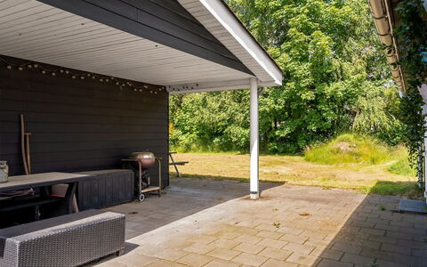 Jurien - 450M from the Sea: Hout, Schaduw, Backyard, Tuin, Gazon, Werf, Veranda, Garden Gebouwen, Outdoor Structuur, Siding