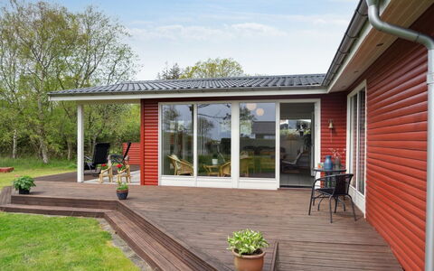 Rayla - 150M from the Sea: Gebouw, Huis, Hout, Huis, Dak, Verblijf, Woongebied, Struik, Architectuur