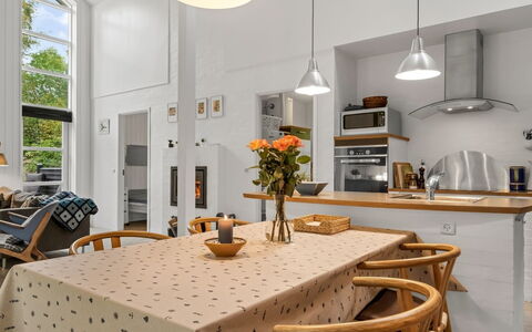 Berta - 300M from the Sea: Meubilair, Interieur Ontwerp, Flooring, Lichte Inrichting, Stoel, Keuken, Hout, Plafond, Verdieping, Eetkamer