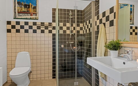 Berta - 300M from the Sea: Wc Bril, Loodgieterswerkinrichting, Flooring, Badkamer, Toilet, Verdieping, Interieur Ontwerp, Loodgieter, Tegel