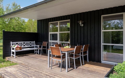 Berta - 300M from the Sea: Hout, Meubilair, Stoel, Veranda, Hardwood, Beits, Buitenmeubels, Schaduw, Dek, Backyard