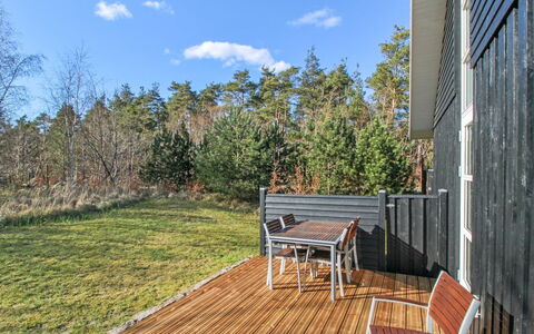 Berta - 300M from the Sea: Hout, Samengesteld Materiaal, Plank, Hardwood, Dek, Tuin, Schaduw, Siding, Backyard, Werf