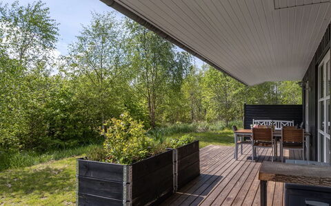 Berta - 300M from the Sea: Hout, Struik, Land Lot, Groundcover, Tuin, Schaduw, Dek, Backyard, Siding, Werf