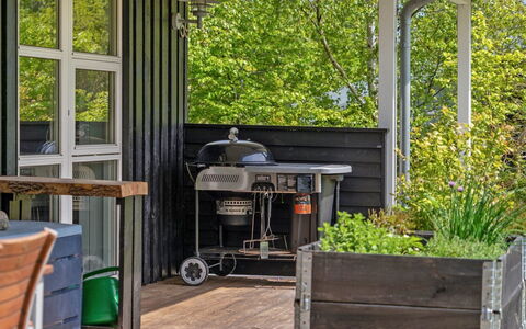 Berta - 300M from the Sea: Hout, Meubilair, Buitenmeubels, Tuin, Backyard, Stoel, Schaduw, Bloempot, Buitentafel, Outdoor Structuur