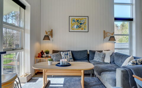Berta - 300M from the Sea: Interieur Ontwerp, Meubilair, Flooring, Hout, Verdieping, Bankstel, Plafond, Woonkamer, Kamer, Verlichting