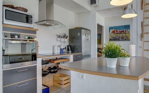 Berta - 300M from the Sea: Meubilair, Keuken, Toestel Van De Keuken, Countertop, Interieur Ontwerp, Flooring, Cabinetry, Hout, Huishoudapparatuur, Plafond