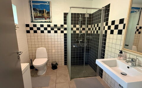 Berta - 300M from the Sea: Flooring, Loodgieterswerkinrichting, Verdieping, Badkamer, Toilet, Interieur Ontwerp, Loodgieter, Tegel, Wc Bril