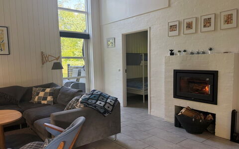 Berta - 300M from the Sea: Flooring, Hout, Verdieping, Interieur Ontwerp, Meubilair, Woonkamer, Plafond, Kamer, Bankstel, Huis