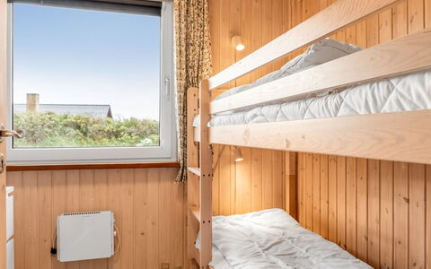 Raadengaard - 400M from the Sea: Hout, Slaapkamer, Interieur Ontwerp, Bed, Beits, Verdieping, Stapelbed, Hardwood, Slaapzaal, Bedding