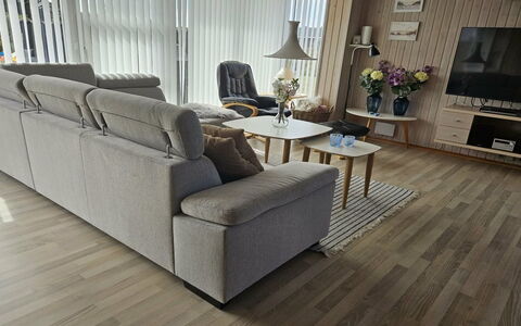Raadengaard - 400M from the Sea: Meubilair, Flooring, Interieur Ontwerp, Bankstel, Verdieping, Woonkamer, Houten Vloer, Appartement, Huis