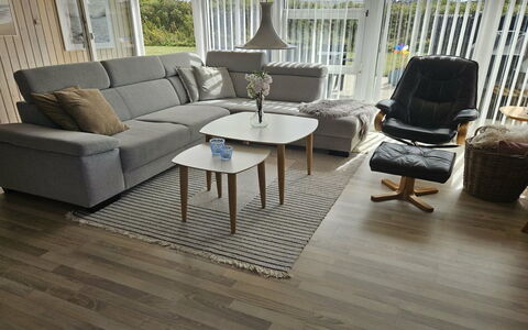 Raadengaard - 400M from the Sea: Meubilair, Flooring, Verdieping, Houten Vloer, Interieur Ontwerp, Huis, Woonkamer, Laminaatvloer, Kamer, Stoel