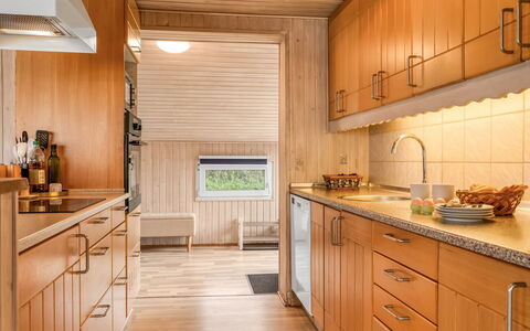 Raadengaard - 400M from the Sea: Keuken, Countertop, Hout, Flooring, Toestel Van De Keuken, Interieur Ontwerp, Gootsteen, Major Appliance, Cabinetry, Verdieping
