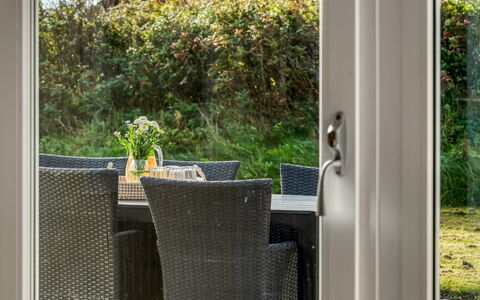 Raadengaard - 400M from the Sea: Meubilair, Stoel, Buitenmeubels, Buitentafel, Keuken En Eettafel, Schaduw, Eco Hotel, Patio, Glas, Veranda