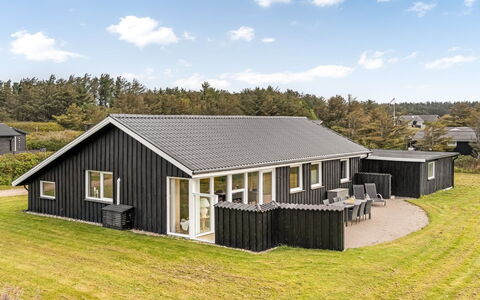 Raadengaard - 400M from the Sea: Zwembad, Buitenmeubels, Meubilair, Toevlucht, Flagstone, Eco Hotel, Schaduw, Stoel, Vrije Tijd, Landgoed