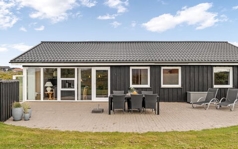 Raadengaard - 400M from the Sea: Zwembad, Buitenmeubels, Meubilair, Toevlucht, Flagstone, Eco Hotel, Schaduw, Stoel, Vrije Tijd, Landgoed