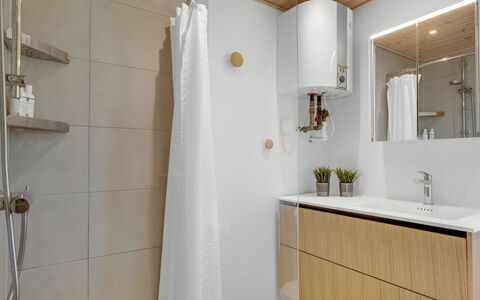 Aatu - 360M from the Sea: Flooring, Interieur Ontwerp, Muur, Loodgieterswerkinrichting, Verdieping, Hout, Wastafel In De Badkamer, Badkamerkast, Badkamer, Wastafel