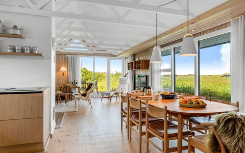 Aatu - 360M from the Sea: Meubilair, Hout, Keuken En Eettafel, Interieur Ontwerp, Tafel, Plafond, Stoel, Flooring, Eetkamer, Verdieping