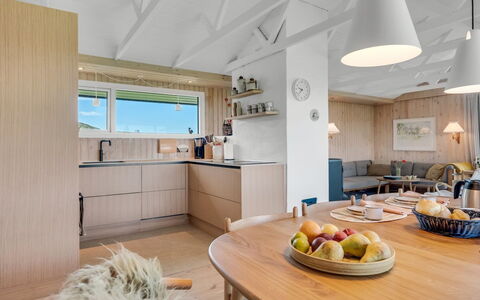 Aatu - 360M from the Sea: Meubilair, Interieur Ontwerp, Flooring, Hout, Plafond, Verdieping, Keuken, Lichte Inrichting, Countertop, Kamer
