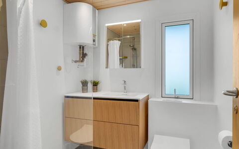 Aatu - 360M from the Sea: Loodgieterswerkinrichting, Wastafel In De Badkamer, Flooring, Interieur Ontwerp, Hout, Wastafel, Verdieping, Badkamerkast, Badkamer, Kraan