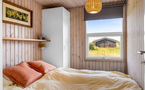 Aatu - 360M from the Sea: Hout, Slaapkamer, Bed, Huis, Beits, Hardwood, Laken, Bedding, Bed Frame, Plank