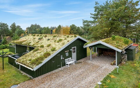 Birghir - 1.5Km from the Sea: Hout, Flooring, Interieur Ontwerp, Verdieping, Meubilair, Houten Vloer, Kamer, Plafond, Beits, Hardwood