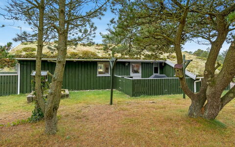 Birghir - 1.5Km from the Sea: Hout, Dak, Huis, Verblijf, Deur, Huis, Siding, Land Lot, Garden Gebouwen, Schuur