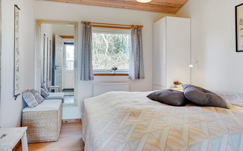 Guthrik - 900M from the Sea: Bed, Interieur Ontwerp, Slaapkamer, Meubilair, Muur, Hout, Plafond, Laken, Flooring, Verdieping