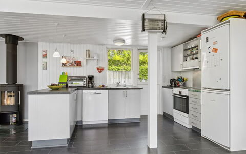 Guthrik - 900M from the Sea: Keuken, Flooring, Countertop, Major Appliance, Toestel Van De Keuken, Interieur Ontwerp, Plafond, Hout, Verdieping, Huishoudapparatuur