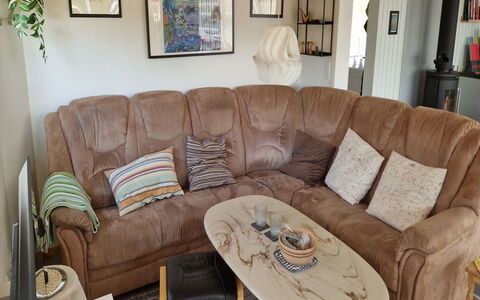 Guthrik - 900M from the Sea: Meubilair, Hout, Flooring, Verdieping, Interieur Ontwerp, Kamer, Woonkamer, Kussen, Beits, Comfort