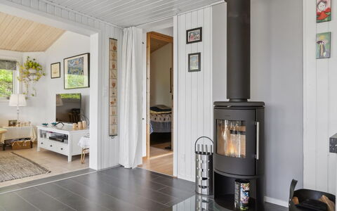 Guthrik - 900M from the Sea: Flooring, Interieur Ontwerp, Hout, Verdieping, Meubilair, Plafond, Houten Vloer, Huis, Verlichting, Woonkamer