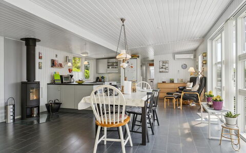 Guthrik - 900M from the Sea: Flooring, Plafond, Interieur Ontwerp, Meubilair, Verdieping, Huis, Stoel, Lichte Inrichting, Keuken En Eettafel, Eetkamer