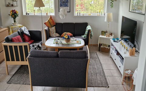 Guthrik - 900M from the Sea: Meubilair, Interieur Ontwerp, Flooring, Bankstel, Verdieping, Hout, Woonkamer, Kamer, Verlichting, Tafel