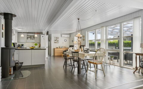 Guthrik - 900M from the Sea: Hout, Dak, Huis, Verblijf, Deur, Huis, Siding, Land Lot, Garden Gebouwen, Schuur