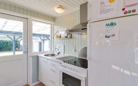 Shaya - 340M from the Sea: Hout, Interieur Ontwerp, Flooring, Major Appliance, Plafond, Keuken, Verdieping, Countertop, Toestel Van De Keuken, Cabinetry