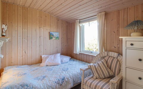 Shaya - 340M from the Sea: Slaapkamer, Hout, Bed, Interieur Ontwerp, Flooring, Verdieping, Meubilair, Plafond, Laken, Bedding
