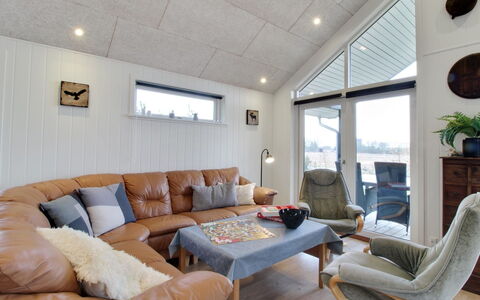 Cholena - 700M from the Sea: Hout, Interieur Ontwerp, Plafond, Flooring, Meubilair, Bankstel, Woonkamer, Kamer, Verdieping
