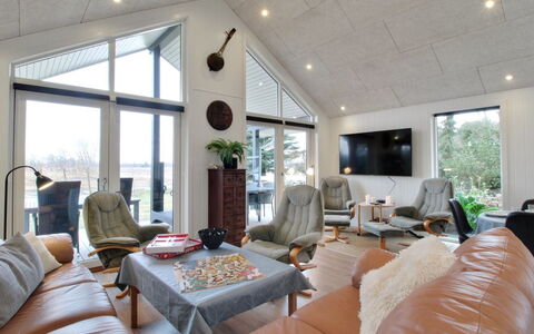 Cholena - 700M from the Sea: Meubilair, Hout, Plafond, Bankstel, Interieur Ontwerp, Woonkamer, Huis, Stoel, Lichte Inrichting